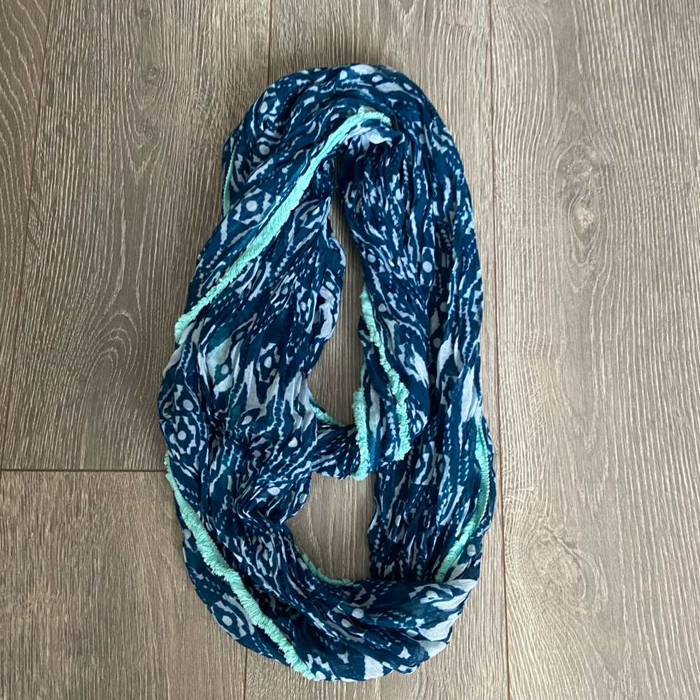 Patterned infinity scarf - Picture 4 of 4